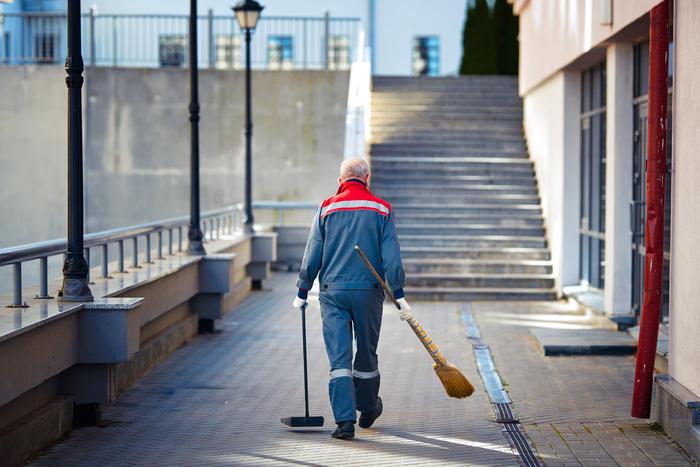 Московский дворник нашёл носок с деньгами и отдал его полиции. Вспоминаем другие подобные случаи