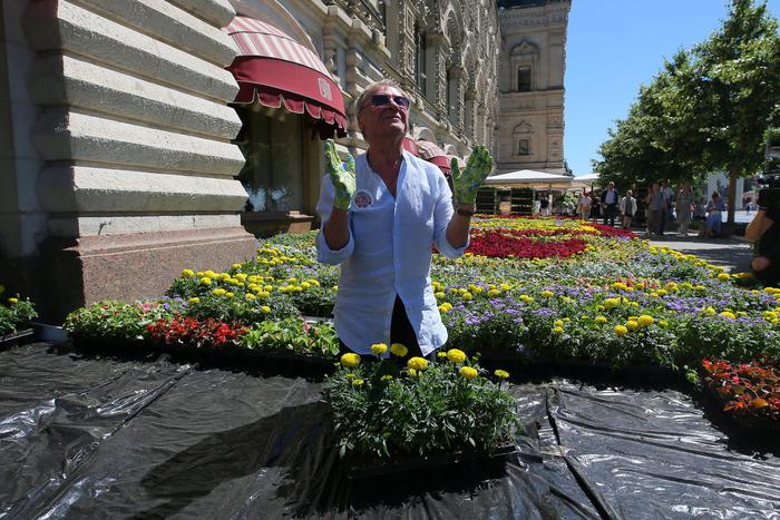 На ежегодном Фестивале цветов в ГУМе знаменитости выступили в роли садовников