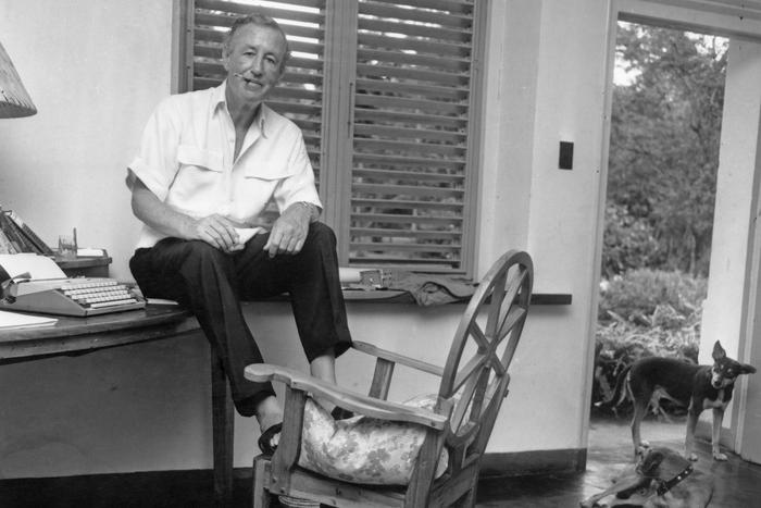 Что общего у Яна Флеминга и Джеймса Бонда? Сравниваем стиль знаменитого писателя и его героя