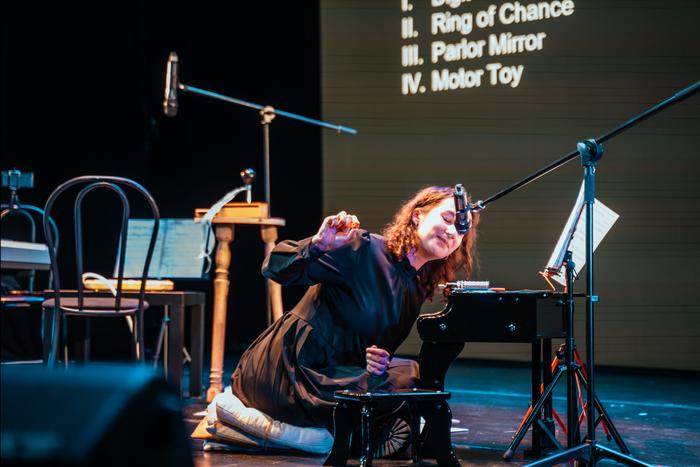 Россиянка играет на крошечном пианино и предлагает зрителям направлять её музыкально