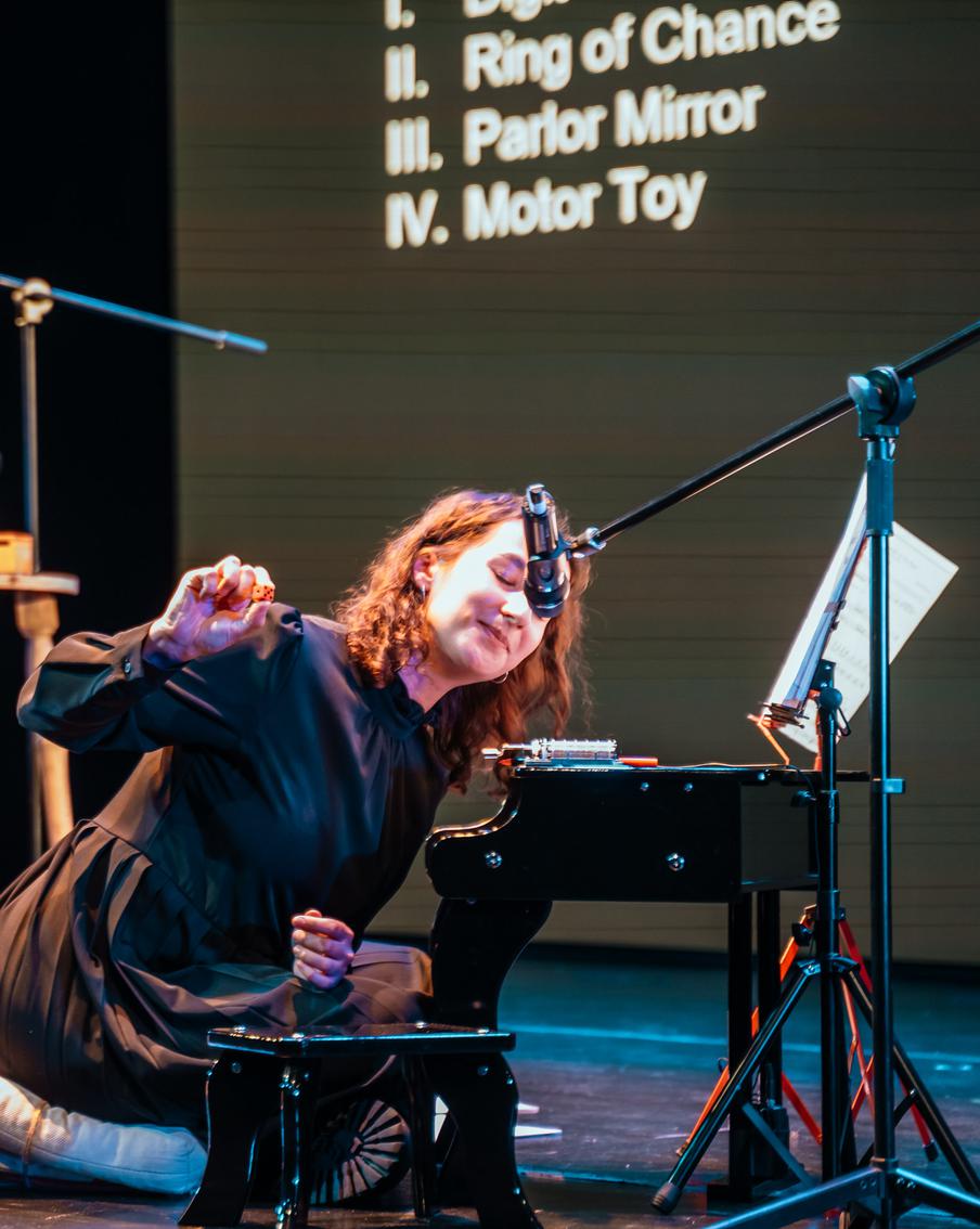 Россиянка играет на крошечном пианино и предлагает зрителям направлять её музыкально