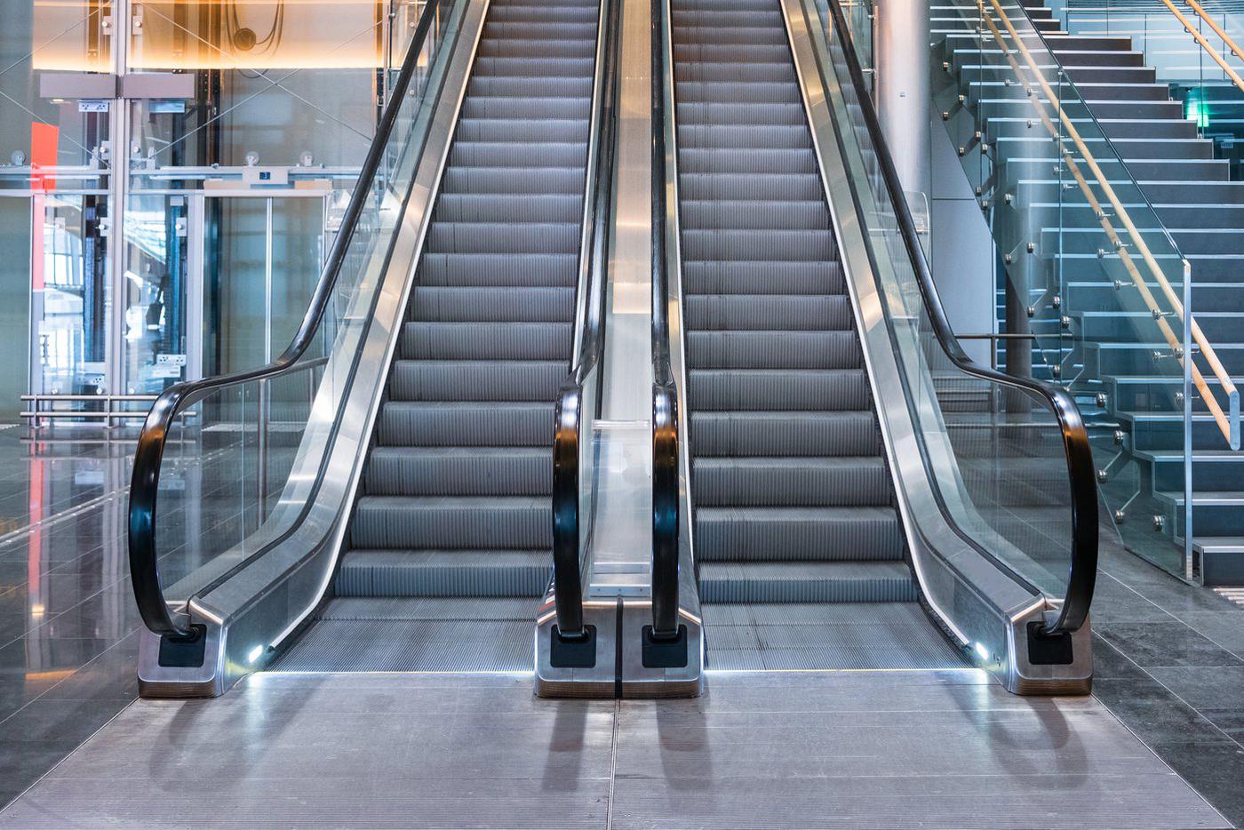 Эскалатор метрополитена поднимает неподвижно. Станция Марьина роща БКЛ эскалатор. Марьина роща БКЛ эскалатор. Марьина роща метро эскалатор. Станция метро Марьина роща эскалатор.