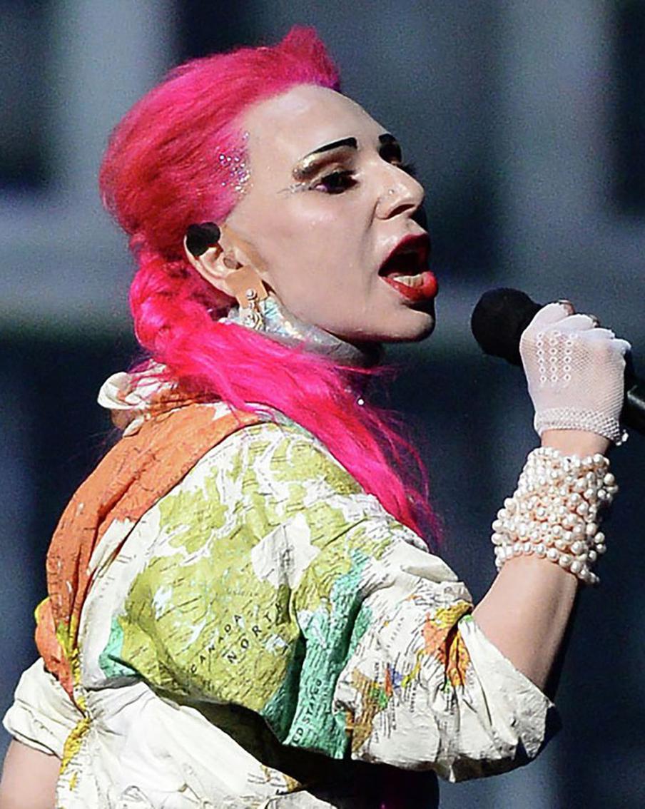 Что общего у Жанны Агузаровой и Machine Gun Kelly? Сравниваем эпатажные образы популярных исполнителей