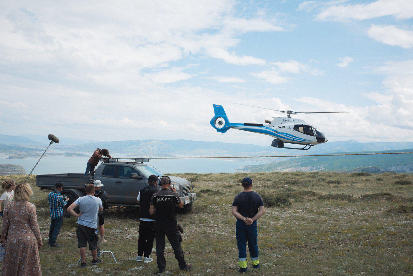 На съёмках картины "Повелитель ветра".