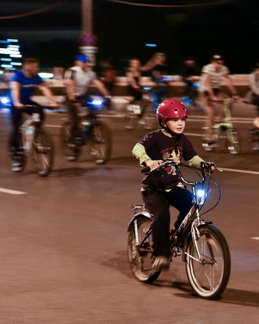 Крутим педали после заката. В эти выходные в Москве ожидается яркий ночной велофестиваль