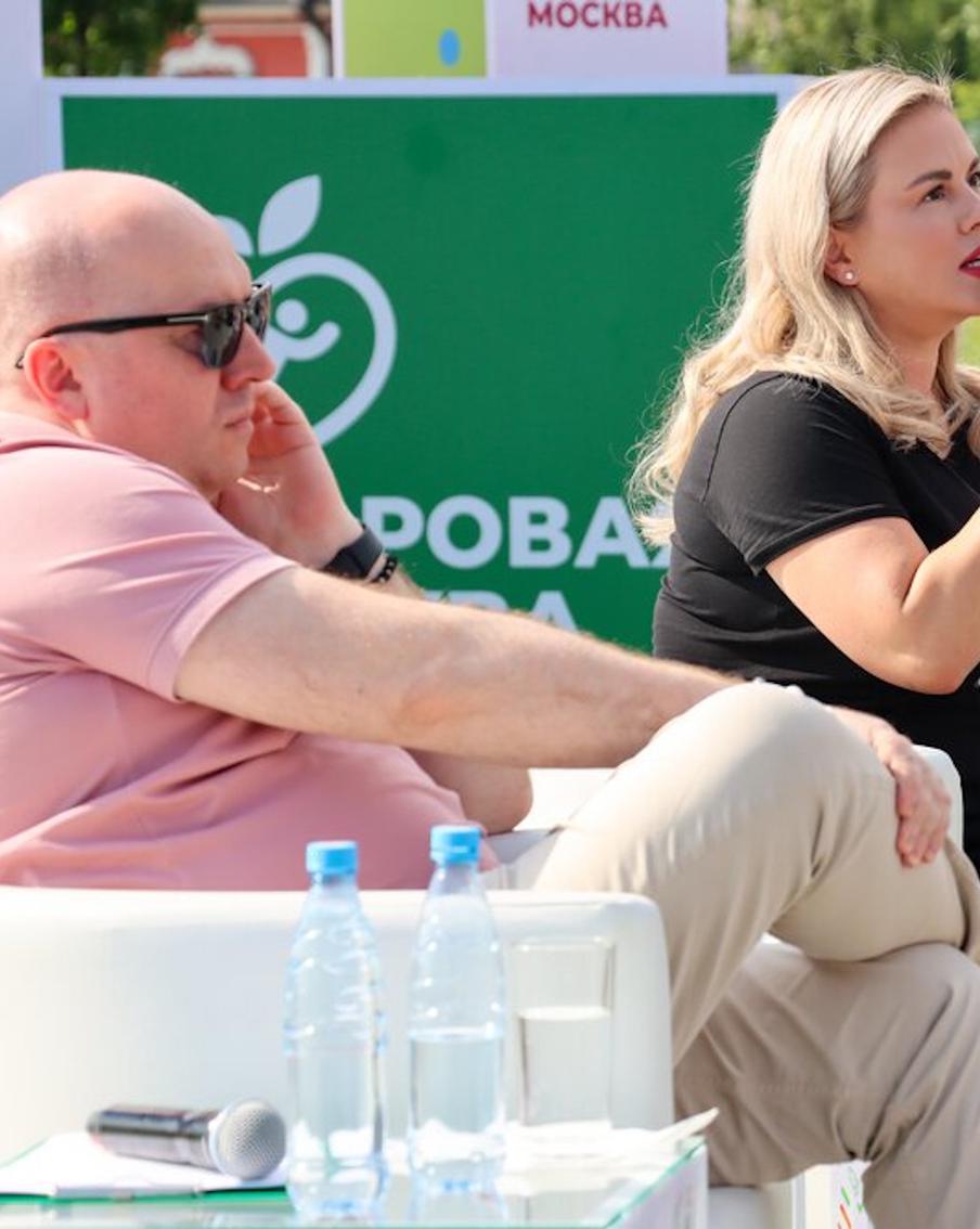 Послушать звёздных спикеров в Зарядье собралось множество москвичей. Сергей Бурунов, Анна Семенович и Андрей Бебуришвили рассказали про ЗОЖ