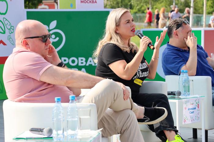 Послушать звёздных спикеров в Зарядье собралось множество москвичей. Сергей Бурунов, Анна Семенович и Андрей Бебуришвили рассказали про ЗОЖ