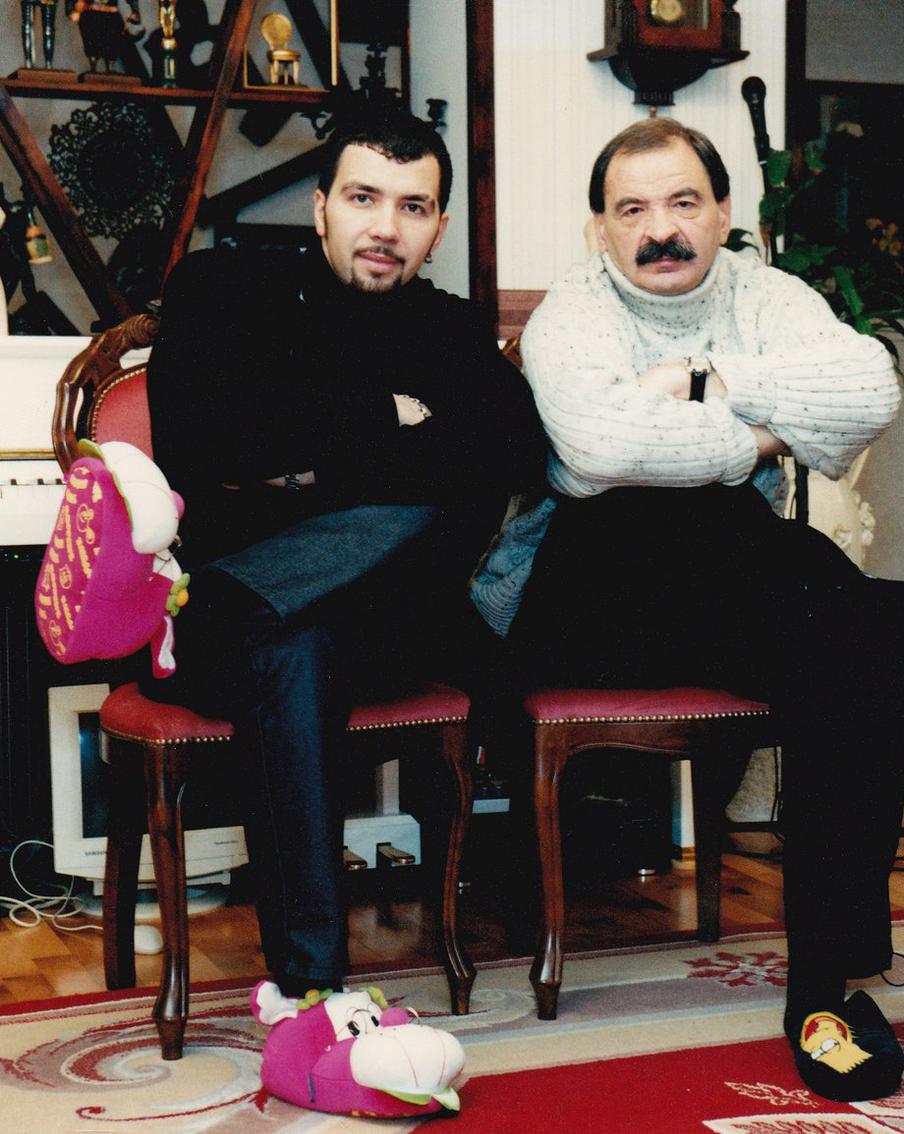 Денису Кляверу в детстве ставили в пример Диму Маликова. Певец рассказал о главных уроках от своего отца Ильи Олейникова