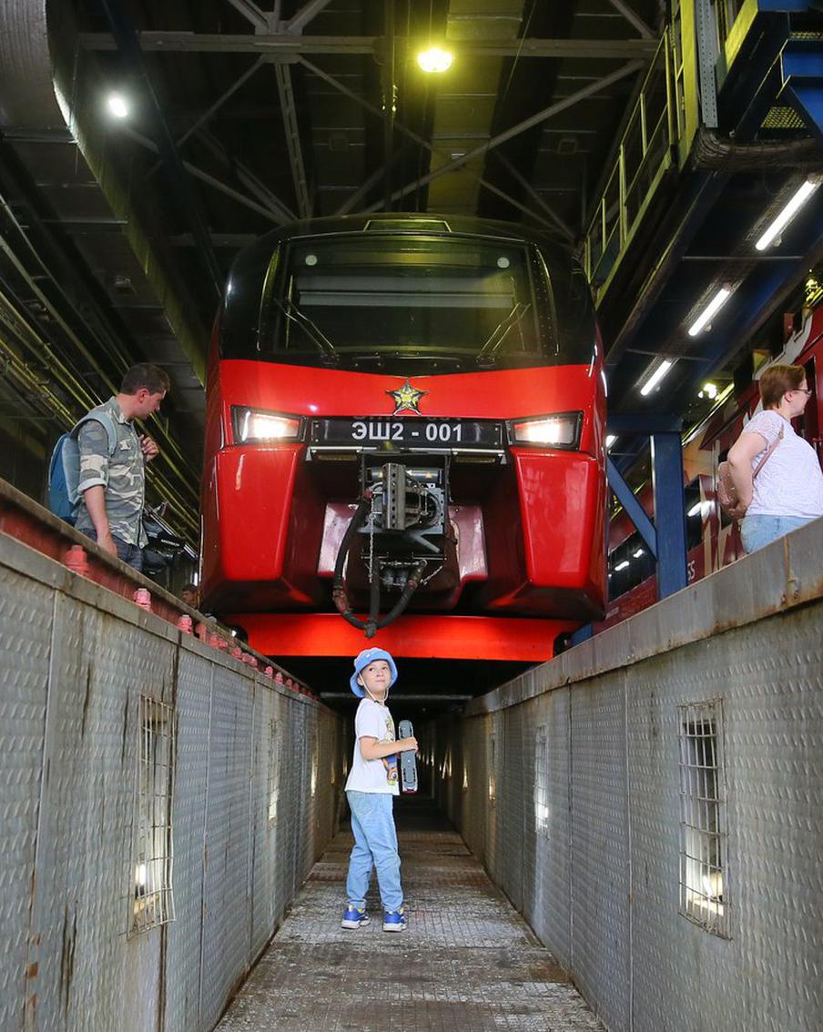 Дети мечтают связать жизнь с поездами: любят их и хотят ими управлять