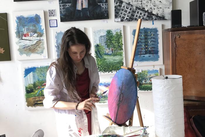Рисунки на простынях, ретротелевизор и ярко-зелёное "Болото". Что увидела репортёр Metro в мастерских московских художников