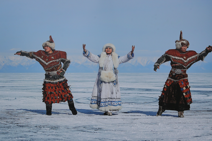 Танец на озере Байкал, снимок, сделанный Максимом Денисовым