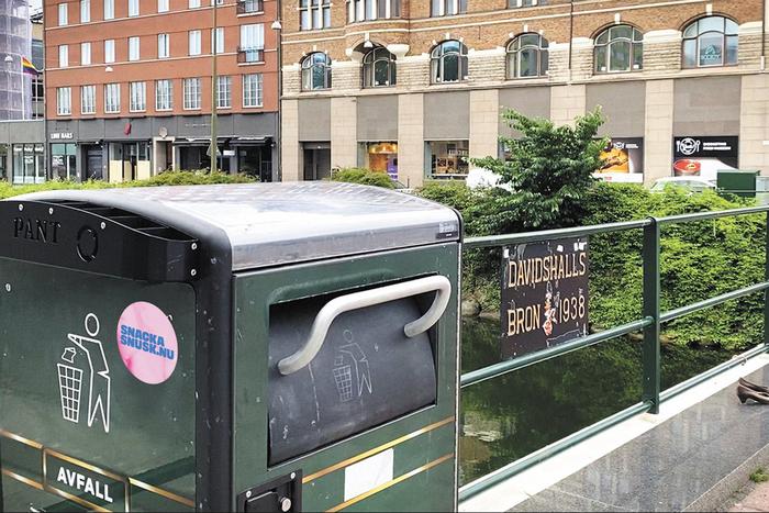 В Швеции мусорки стонут, когда в них выбрасывают отходы