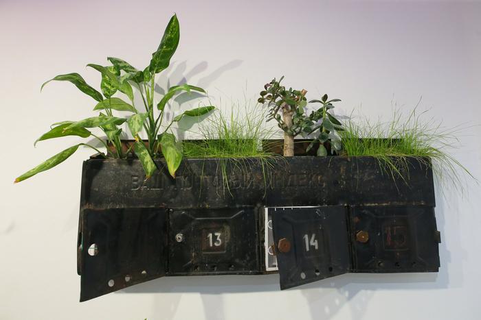 COVID-19 стал кирпичом, а странные люди похожи на картошку. В арт-пространстве Cube Moscow обновили стенды галерей-резидентов