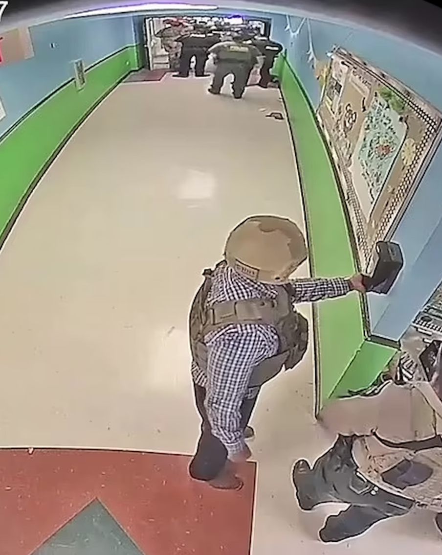Полицейские "залипали" в телефоны, пока преступник убивал школьников