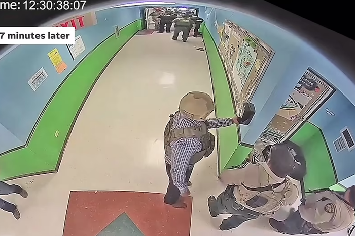 Полицейские "залипали" в телефоны, пока преступник убивал школьников