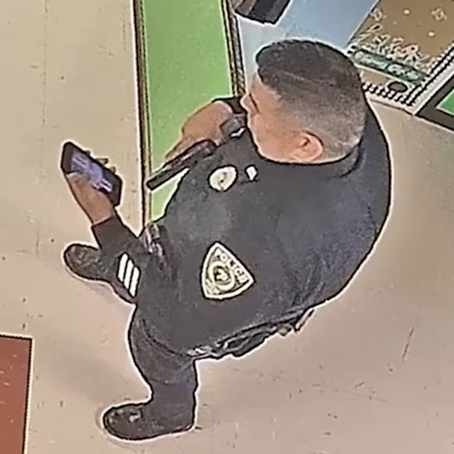 Некоторые полицейские сидели в телефоне перед штурмом здания