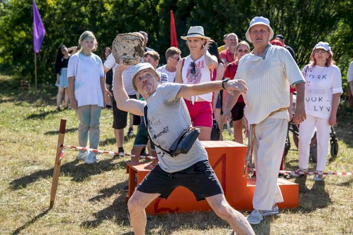 Для конкурса "Весёлый коровяк" спортивные снаряды "делают" коровы Пермского края