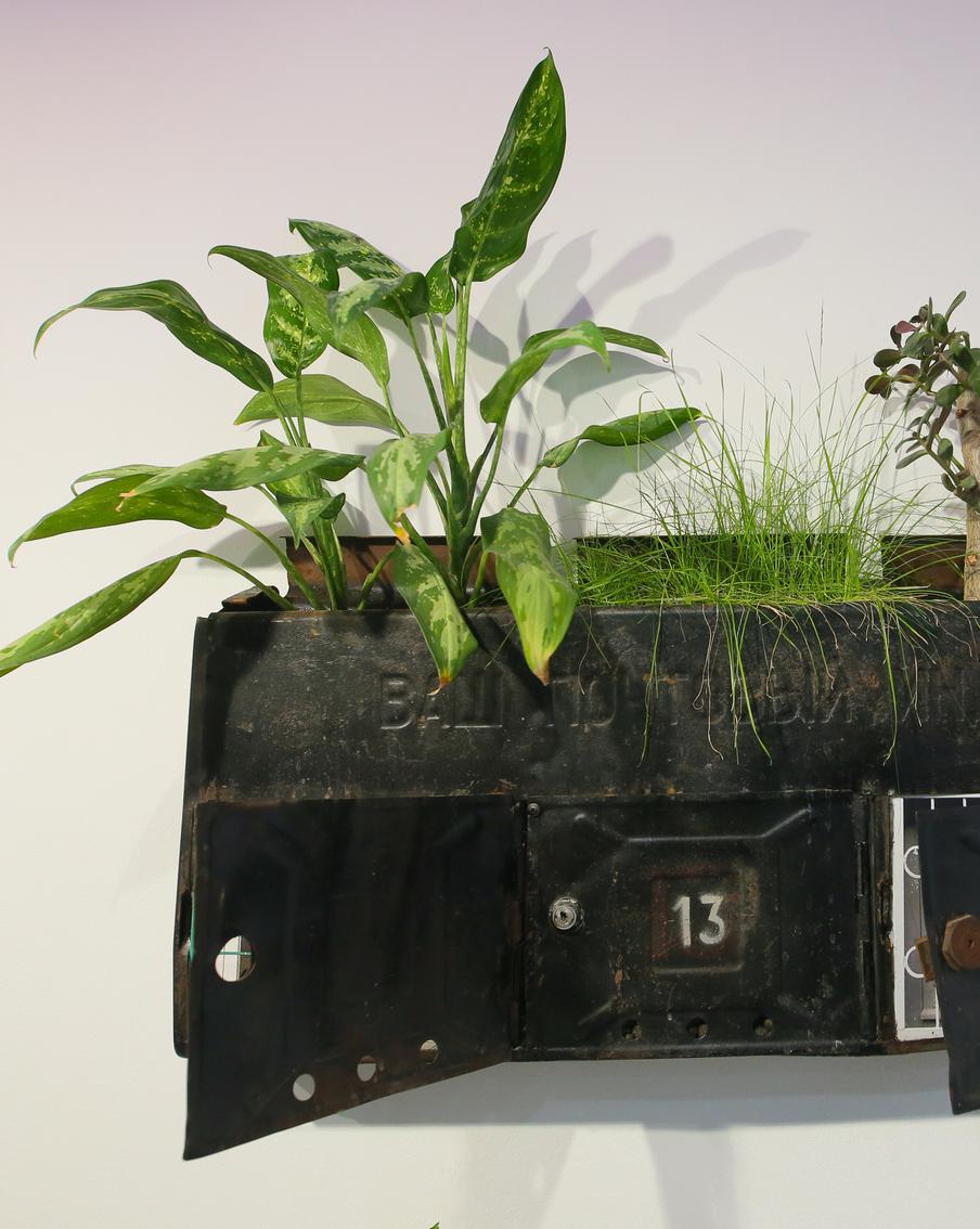 COVID-19 стал кирпичом, а странные люди похожи на картошку. В арт-пространстве Cube Moscow обновили стенды галерей-резидентов