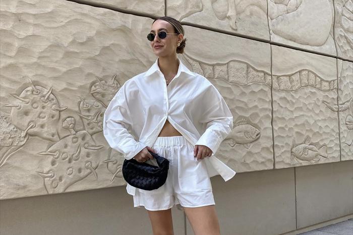 Свободная рубашка и шорты-боксеры – самое модное комбо этого сезона