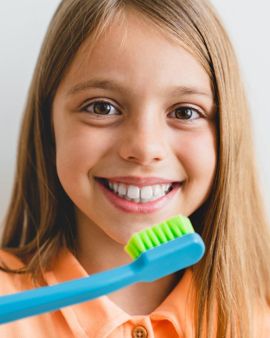 Взрослая зубная паста может причинить вред ребёнку. Как же выбрать правильный "детский" вариант?