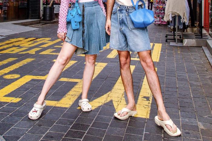 Кроксы в городе: как и с чем носить резиновые сабо