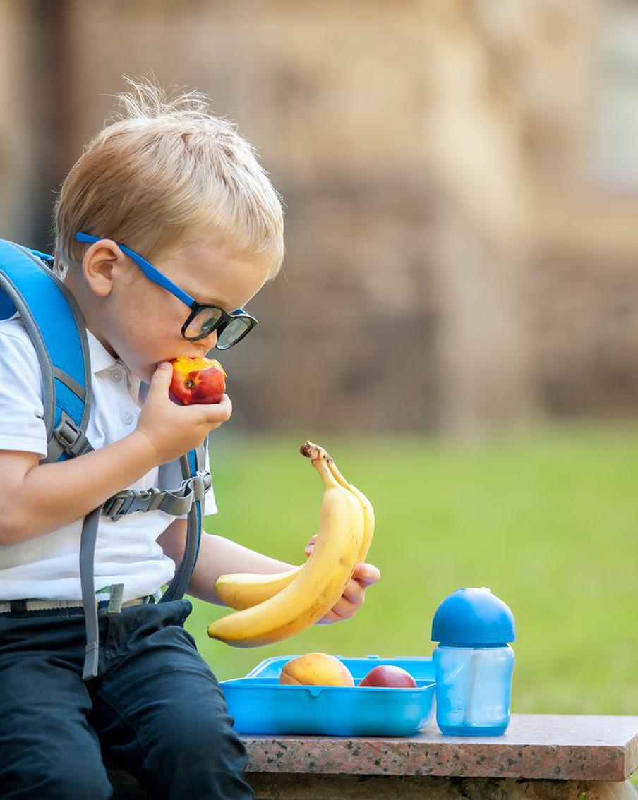 От меню детсадовца и школьника зависят его здоровье и настроение. Значит, родителям стоит заботиться о нём особенно тщательно