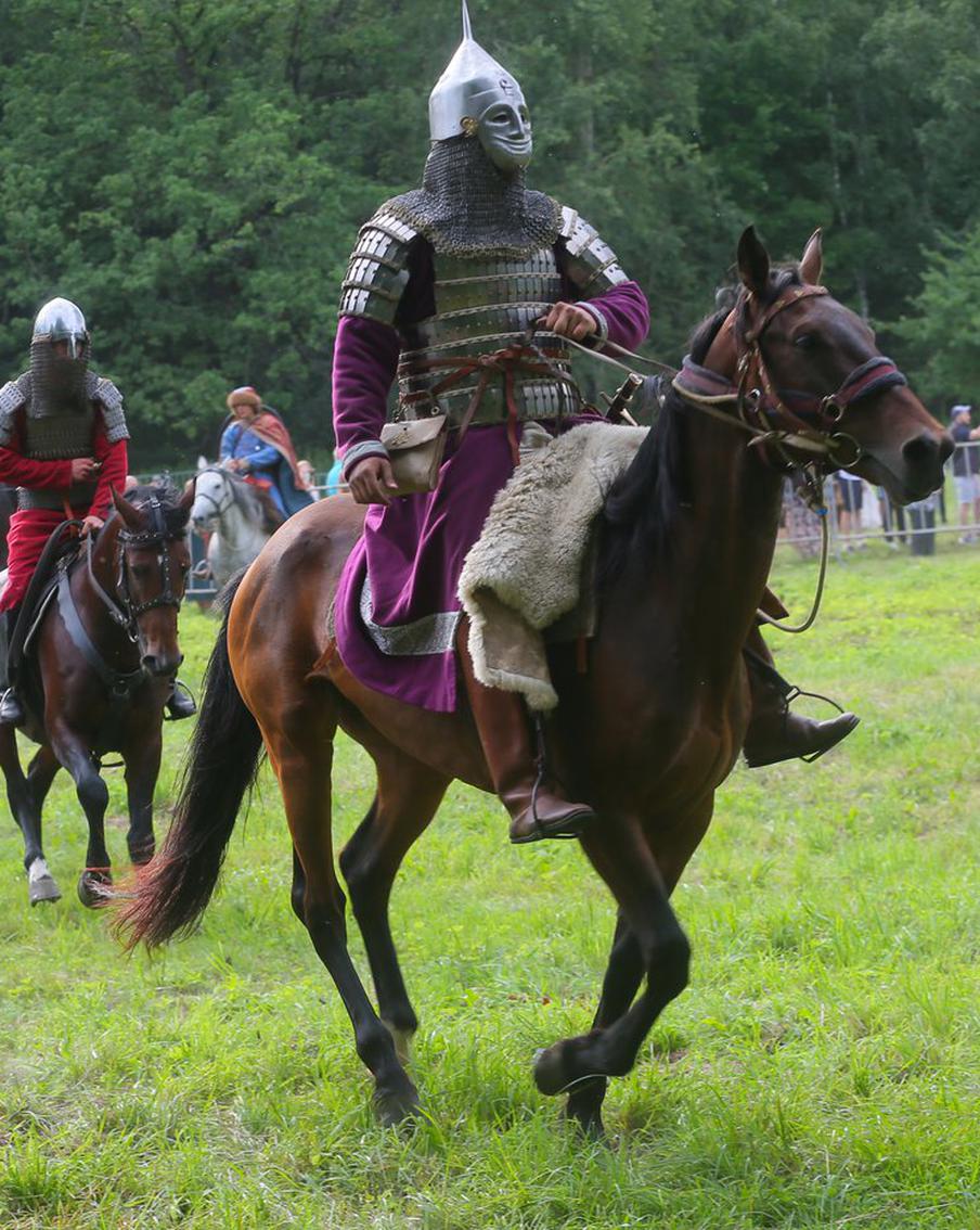 Москва встретила дружину Александра Невского. Всадники лихо рубили капусту и поражали мишени копьями