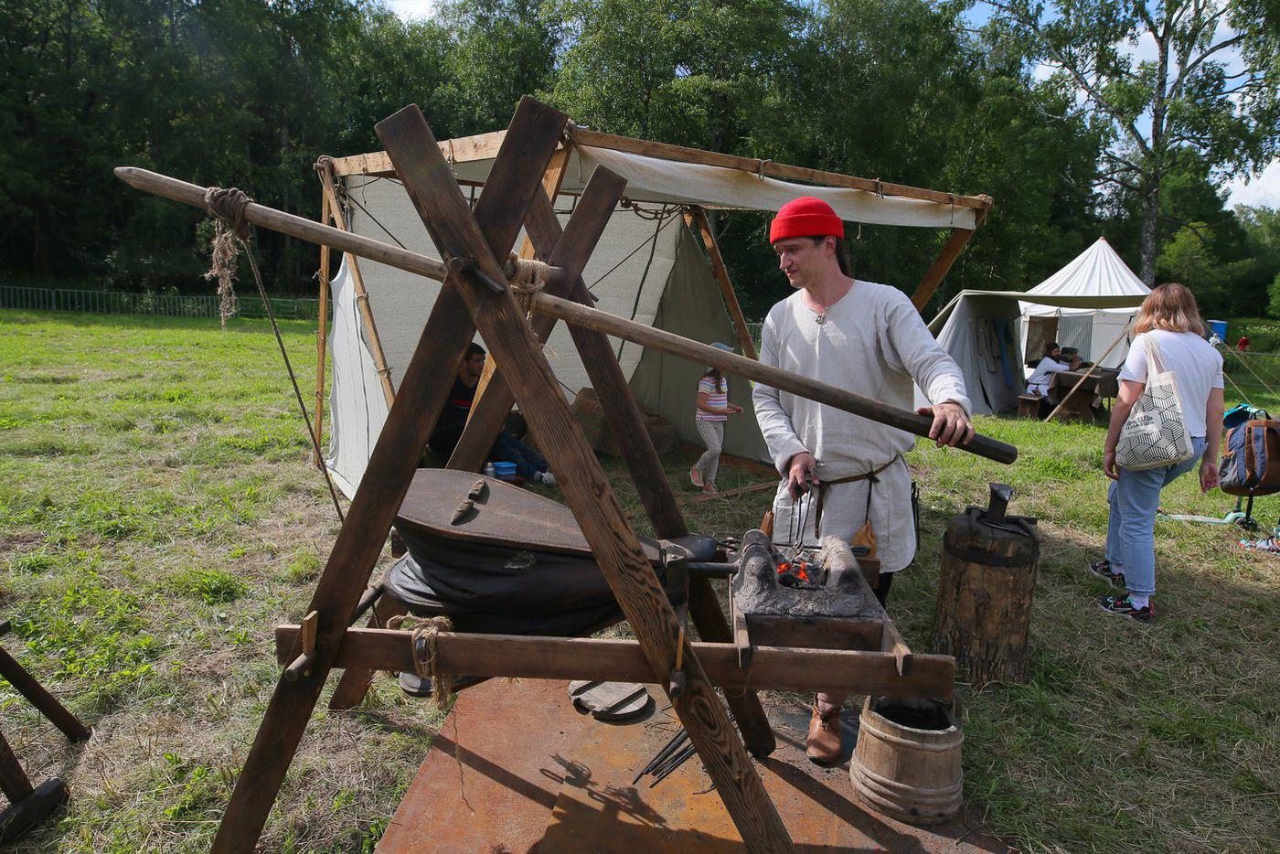 На фестивале работала походная кузница.