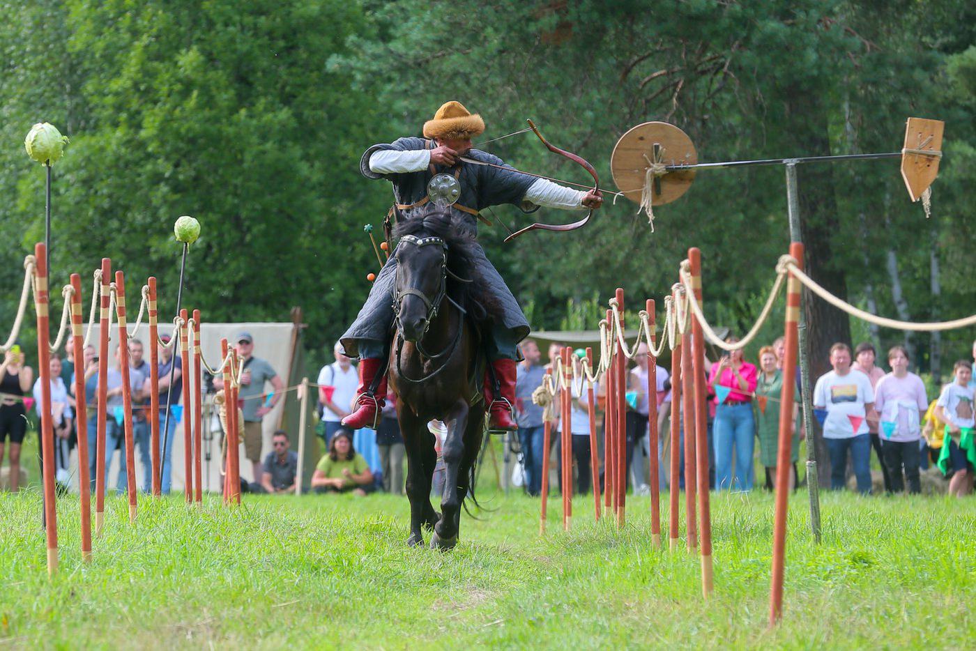 Дружинники соревновались в меткости стрельбы из лука.