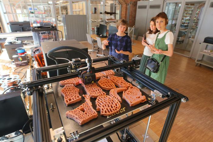 Жаккардовый станок, винтажный фотоувеличитель и "умные" станки. Бывшие склады на территории "ГЭС-2" превратились в мастерские