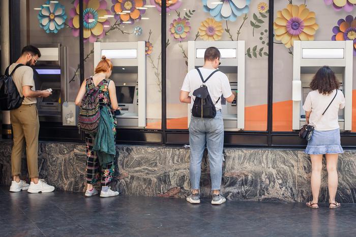 А работает ли принцип трёх мушкетёров в финансах, или один за всех, но кошельки-то разные