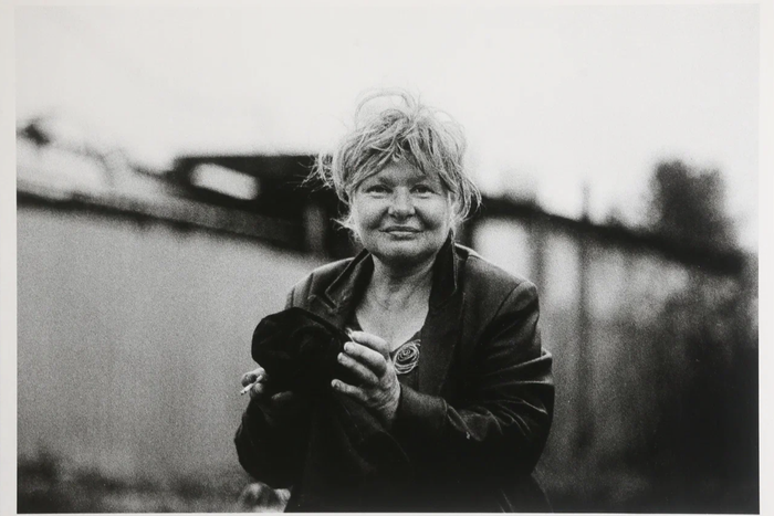 "Чистая обувь напоминает мне, что я человек". Открылась выставка про бездомных со всего мира