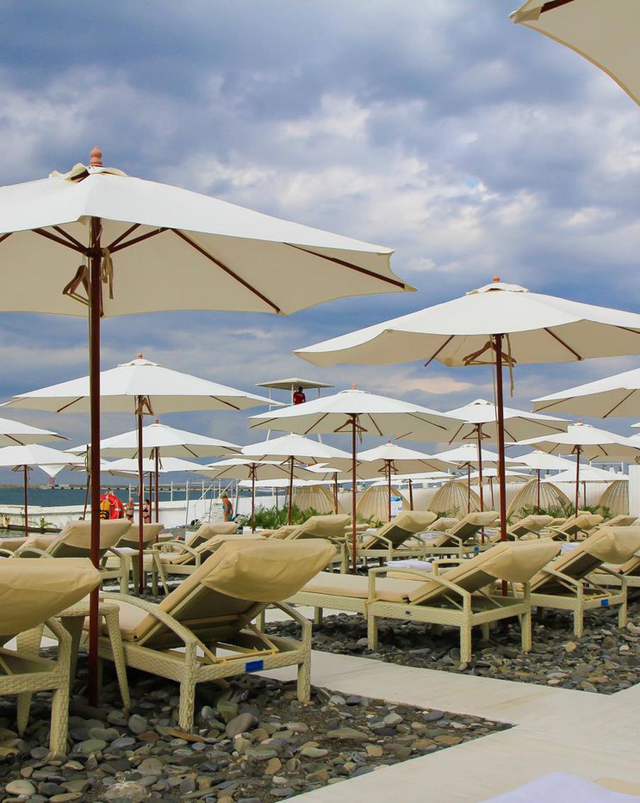 Metro узнало, во сколько обойдётся отдых на самом дорогом сочинском пляже. Комфорт действительно обойдётся недёшево