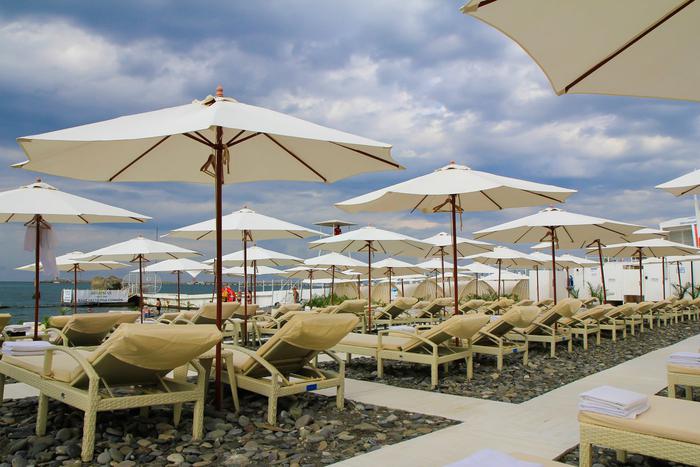 Metro узнало, во сколько обойдётся отдых на самом дорогом сочинском пляже. Комфорт действительно обойдётся недёшево