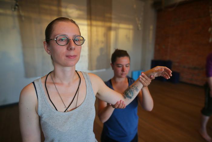 Как взаимодействуя с партнёром сохранить себя. Репортёр Metro сходила на класс и пообщалась с тренерами по необычным танцам