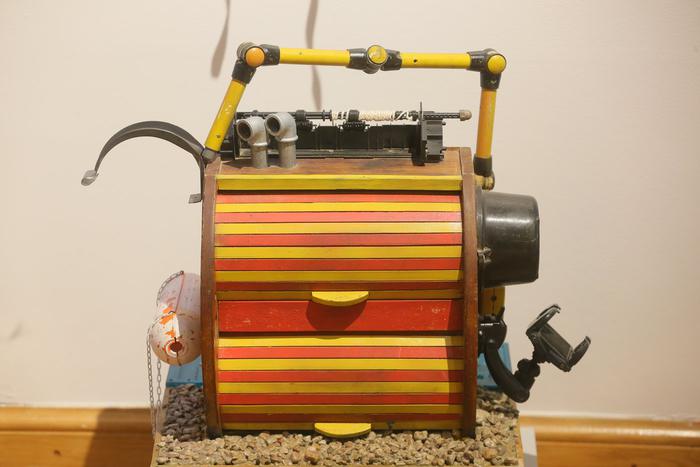 Юбка из галстуков и деревянная гитара: в столице открылась выставка советского хендмейда