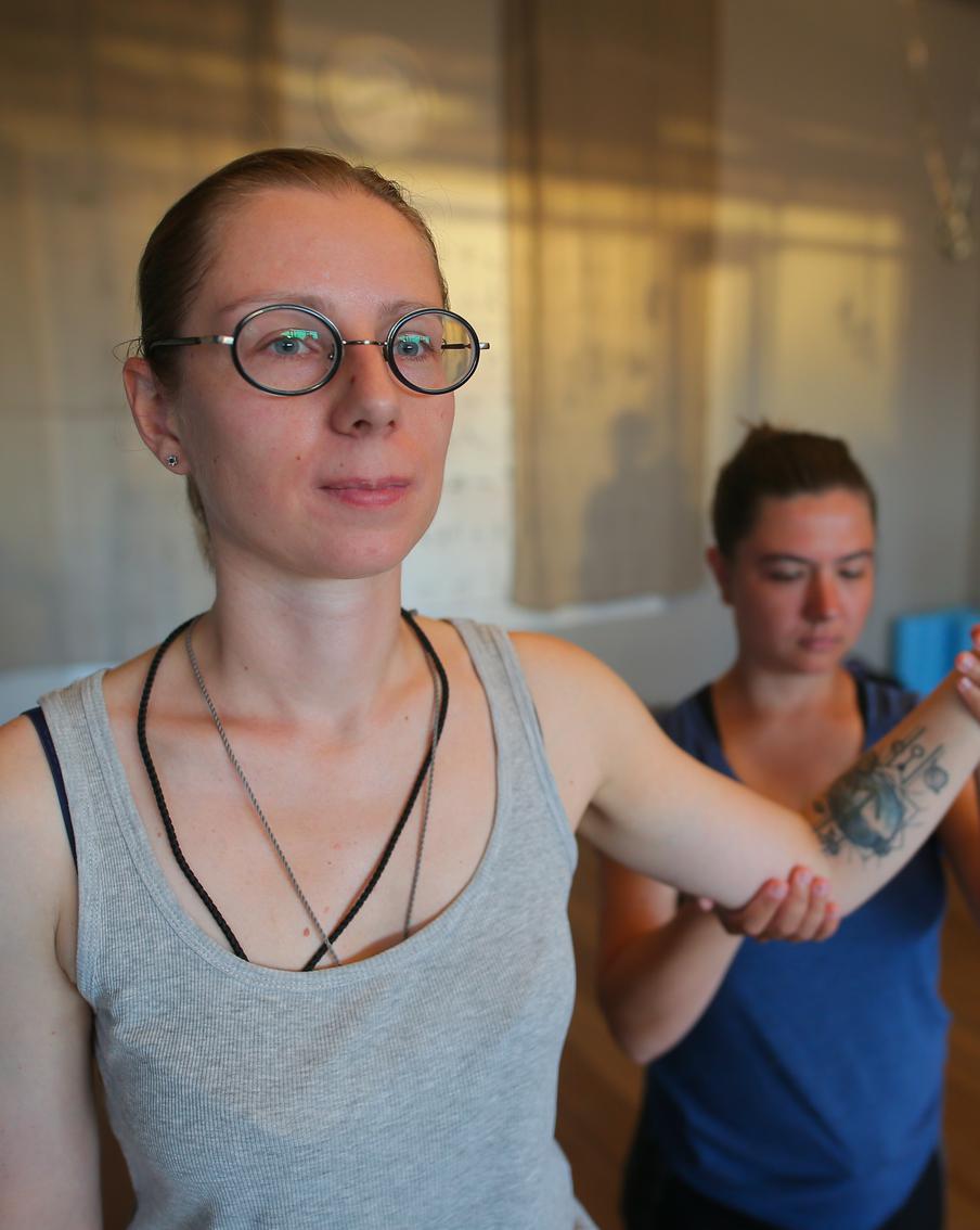 Как взаимодействуя с партнёром сохранить себя. Репортёр Metro сходила на класс и пообщалась с тренерами по необычным танцам