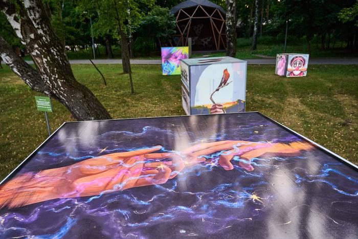 "Иконы стиля", клоун и болид "Формулы-1". Какие картины можно увидеть на светящихся кубах в парке "Кузьминки"