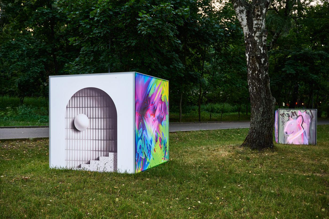 На светящихся кубах можно увидеть работы разных жанров: от абстракции до фотореализма