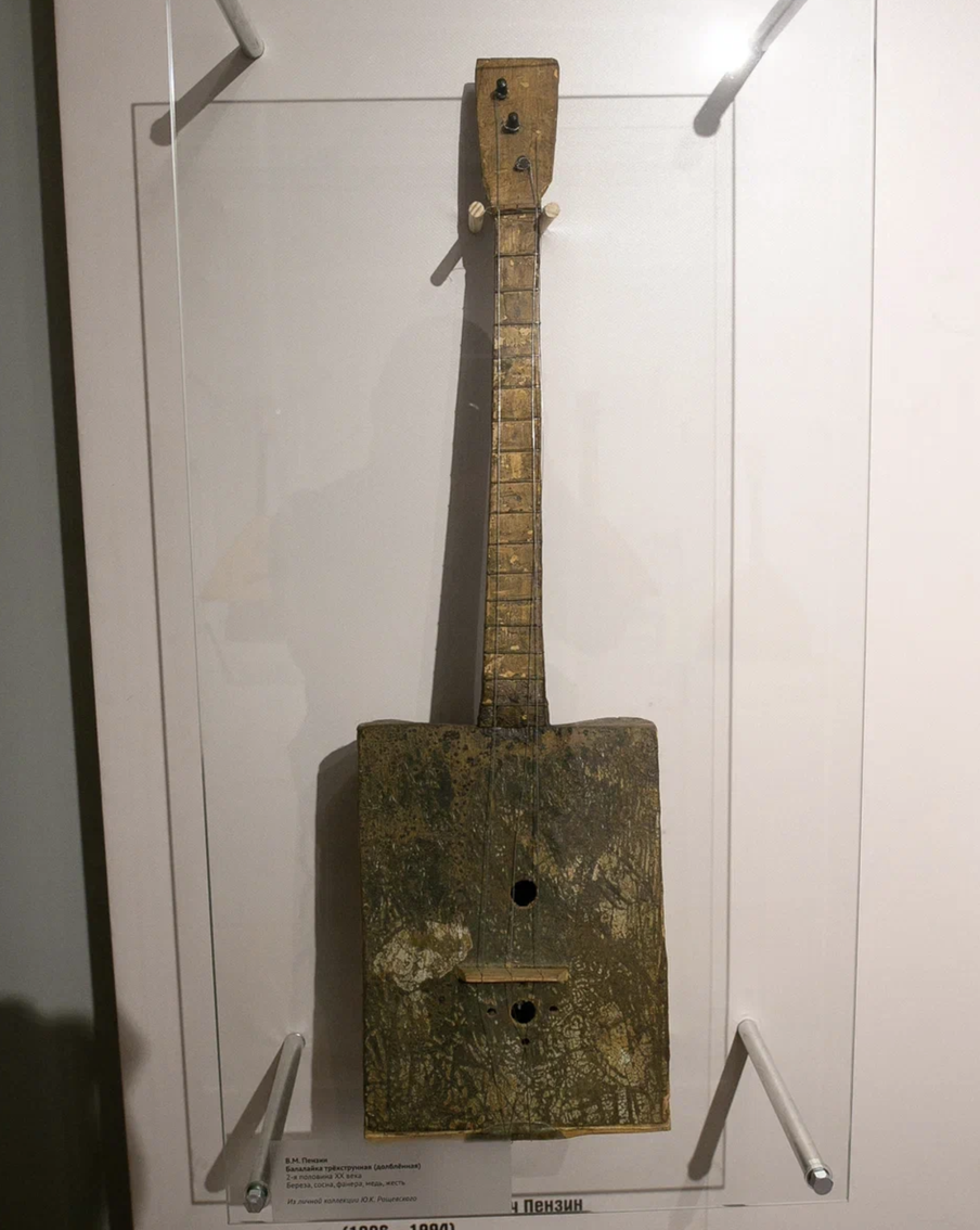 Мастер Василий Маркелович Пензин считал себя мокшанином. При жизни Маркелович был самым популярным в ближайших сёлах исполнителем русских и мокшанских песен и сказок. В 1992 году мастер подарил необычную балалайку Ю. К. Рощевскому, сохранившему инструмент в своей личной коллекции.