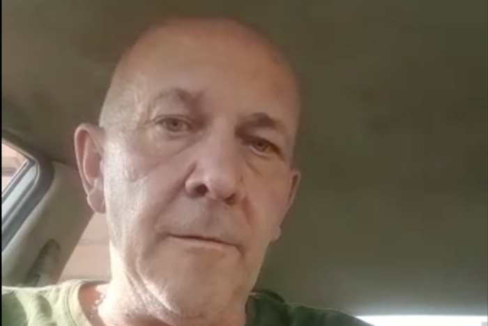 Таксист из Красноярска играет пассажирам на укулеле. Так случилось благодаря городским пробкам