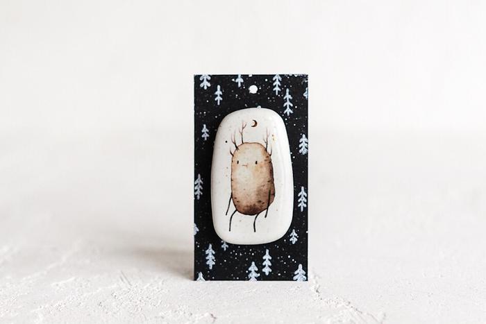 Разноцветные серьги и кольца снова на пике моды. Надев их, вы сможете почувствовать себя маленьким ребёнком