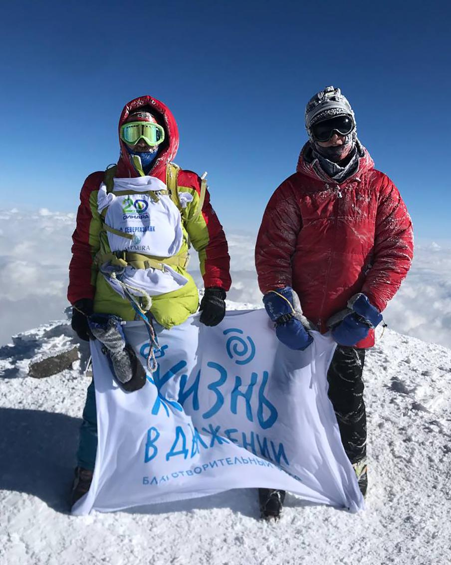 Парень на протезе станцевал лезгинку на пике Европы