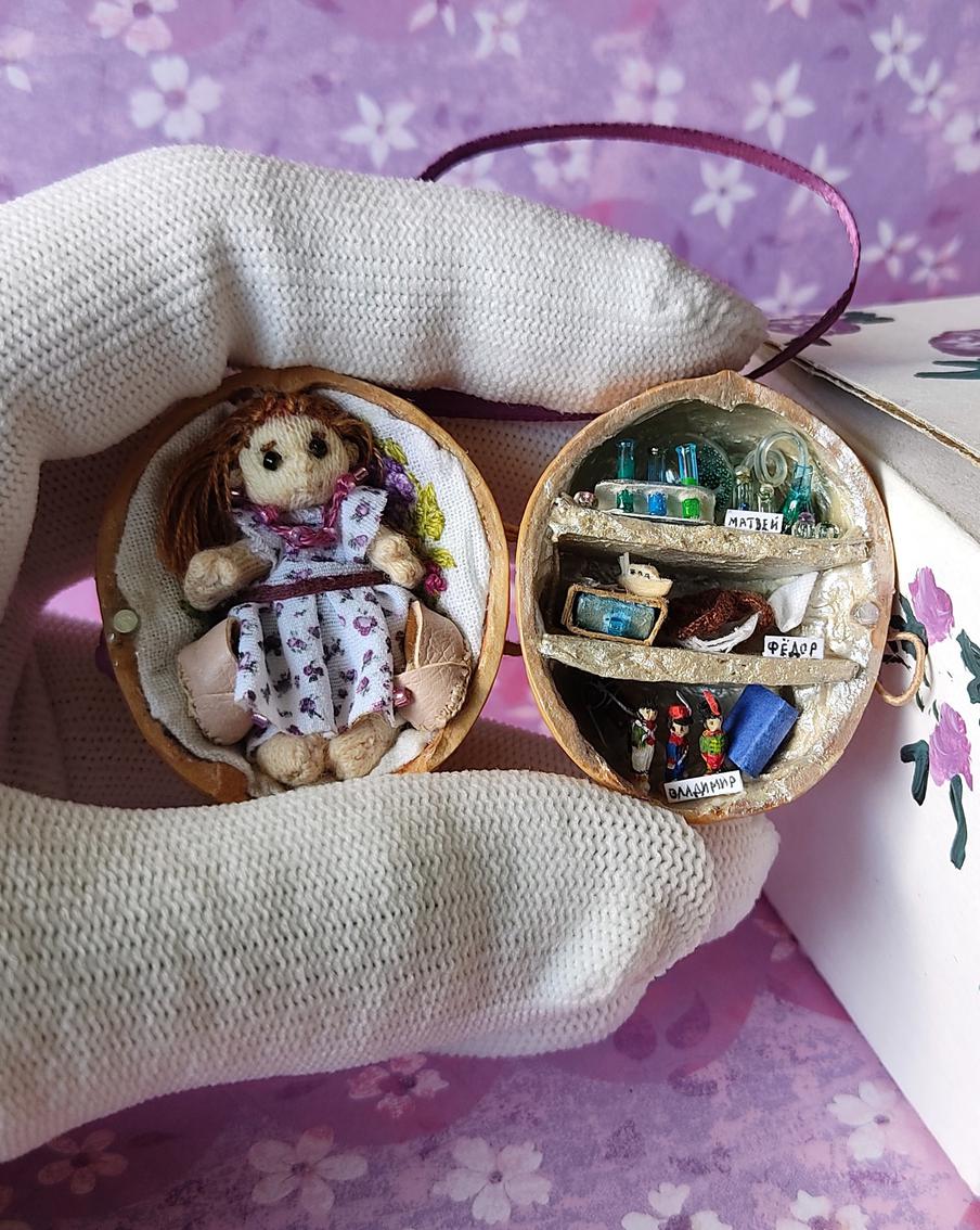 "Дарил икону в драгоценностях, розы на волосе": новосибирец балует супругу микроподарками