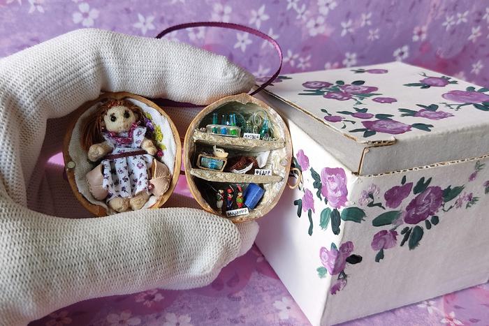 "Дарил икону в драгоценностях, розы на волосе": новосибирец балует супругу микроподарками