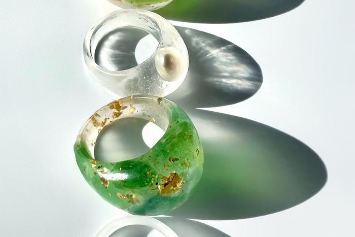 Стеклянная морская галька стала частью необычных украшений