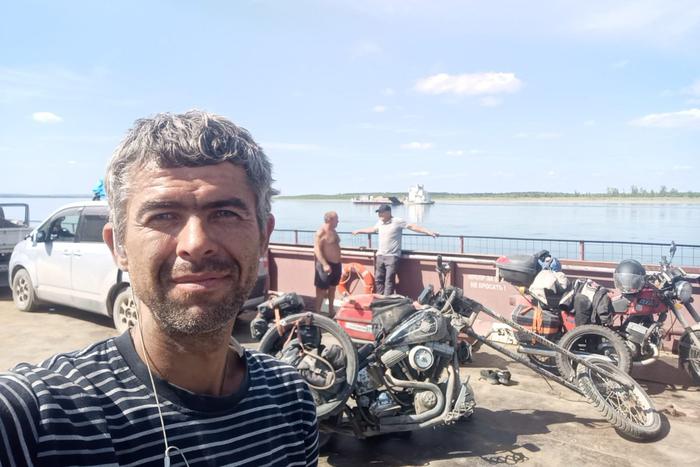 Житель Судака Антон Юрков едет из Крыма в Магадан на мотоцикле. Он поспорил с другом, что аппарат проедет через всю страну