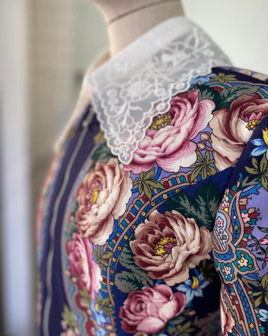 Съёмный воротник для яркого жакета позволяет создавать более широкий спектр образов.