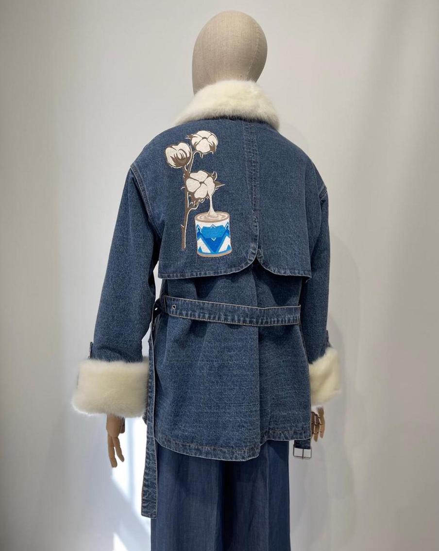 Ручная роспись акрилом превращает скучный джинсовую парку в дизайнерскую вещь.