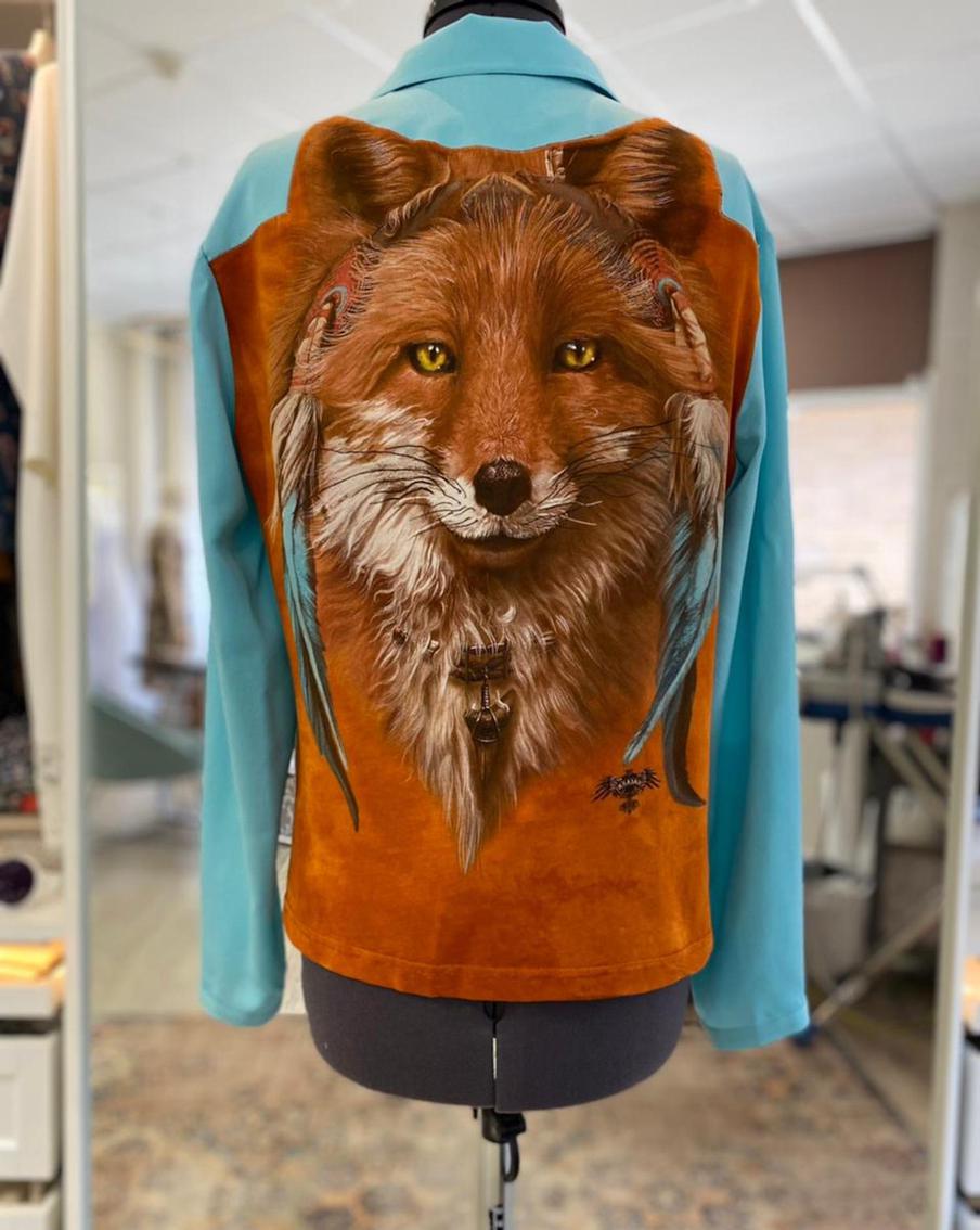 Так можно из старой футболки сделать новую блузку или рубашку.